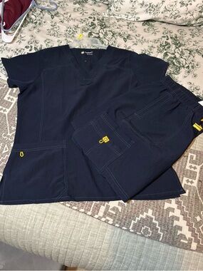 WonderWink Navy Four-Stretch Scrub Top and Wide leg Scrub Pants